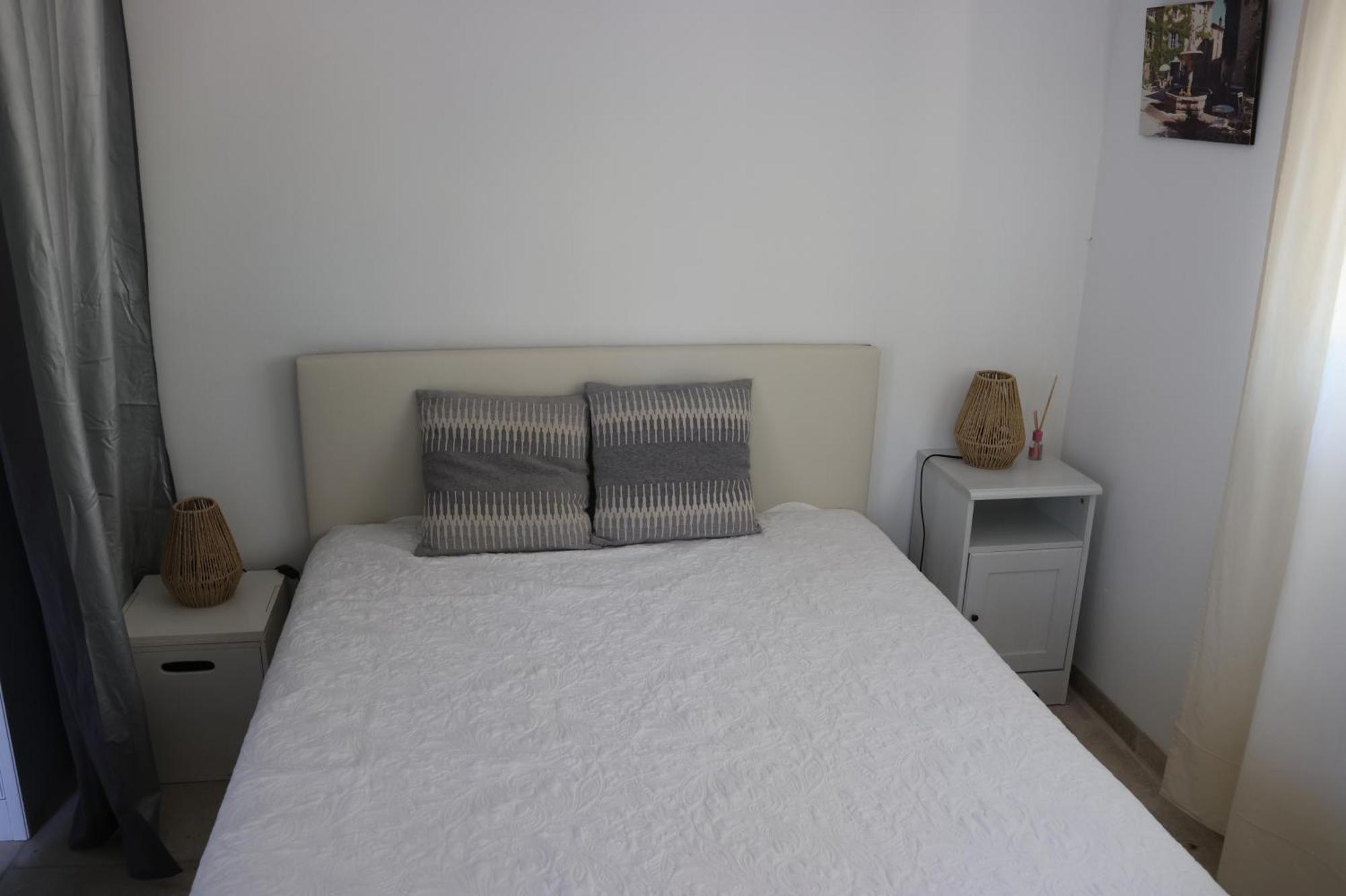 Les Bruns Apartment Сеньон Екстериор снимка