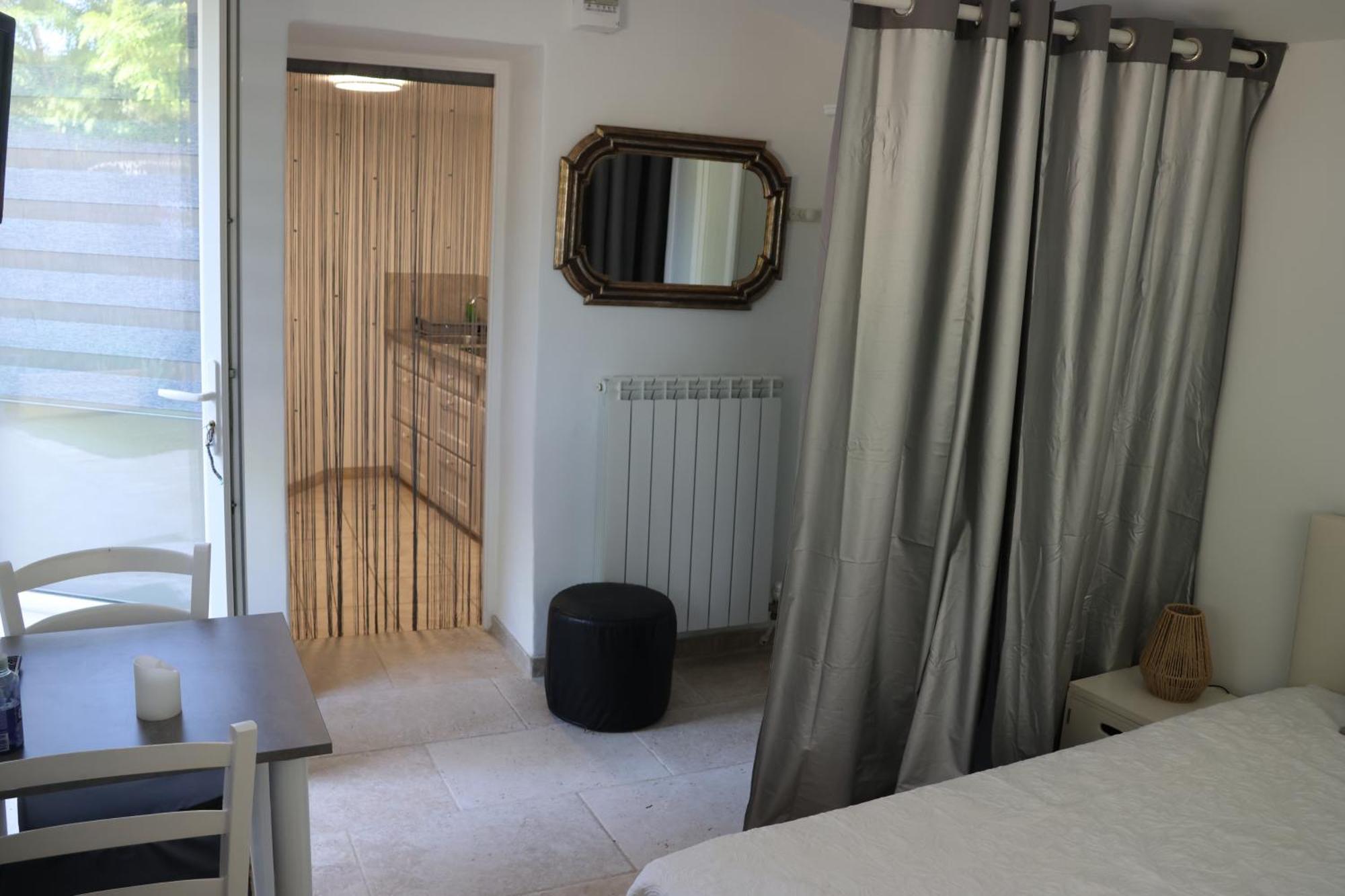 Les Bruns Apartment Сеньон Екстериор снимка
